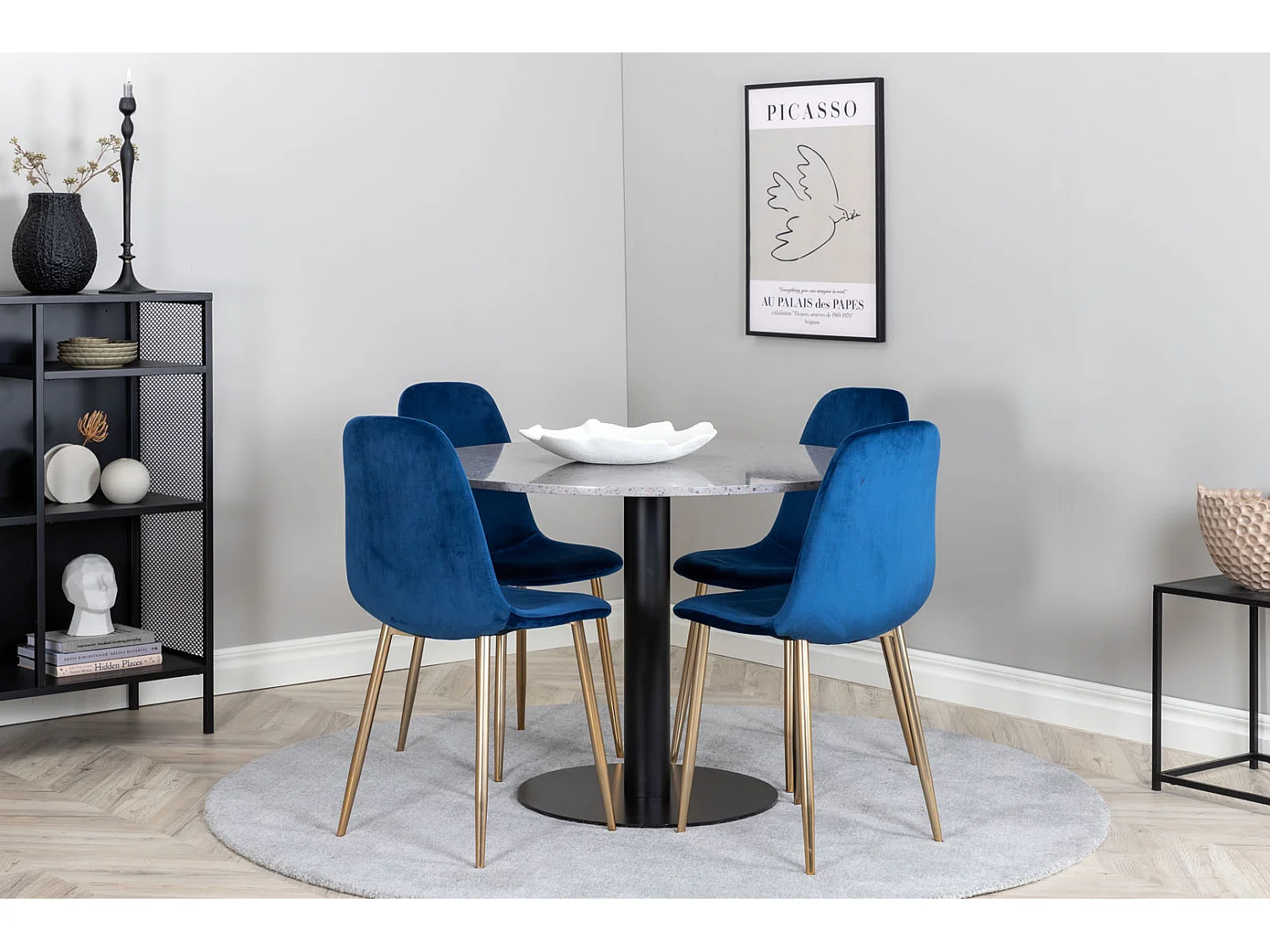 RazziaGR ensemble table, table terrazzo gris et 4 Polar chaises Velours bleu, laiton décor.