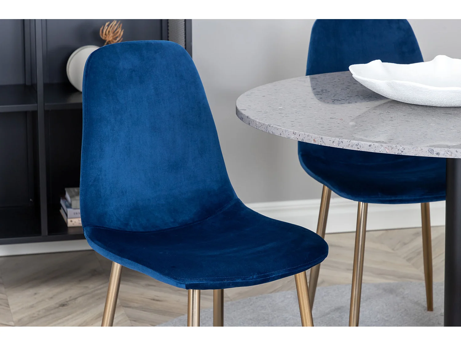 RazziaGR ensemble table, table terrazzo gris et 4 Polar chaises Velours bleu, laiton décor.