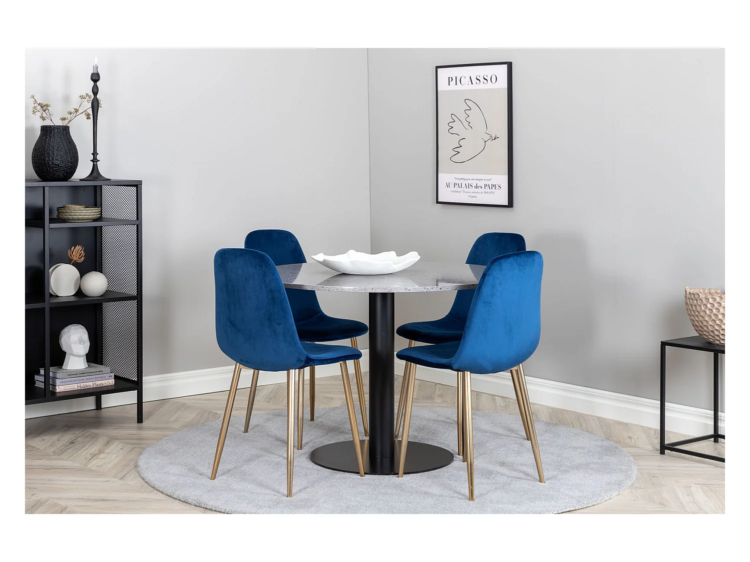 RazziaGR eethoek eetkamertafel terazzo grijs en 4 Polar eetkamerstal velours blauw, messing decor.