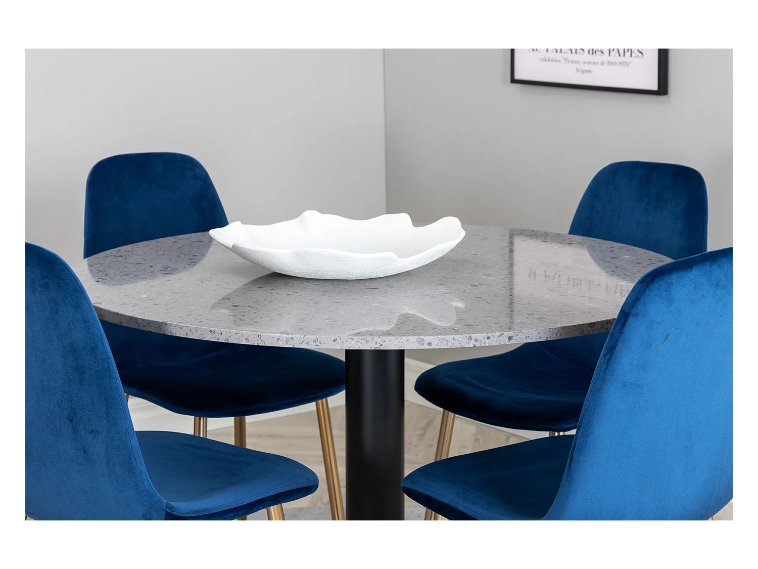 RazziaGR eethoek eetkamertafel terazzo grijs en 4 Polar eetkamerstal velours blauw, messing decor.