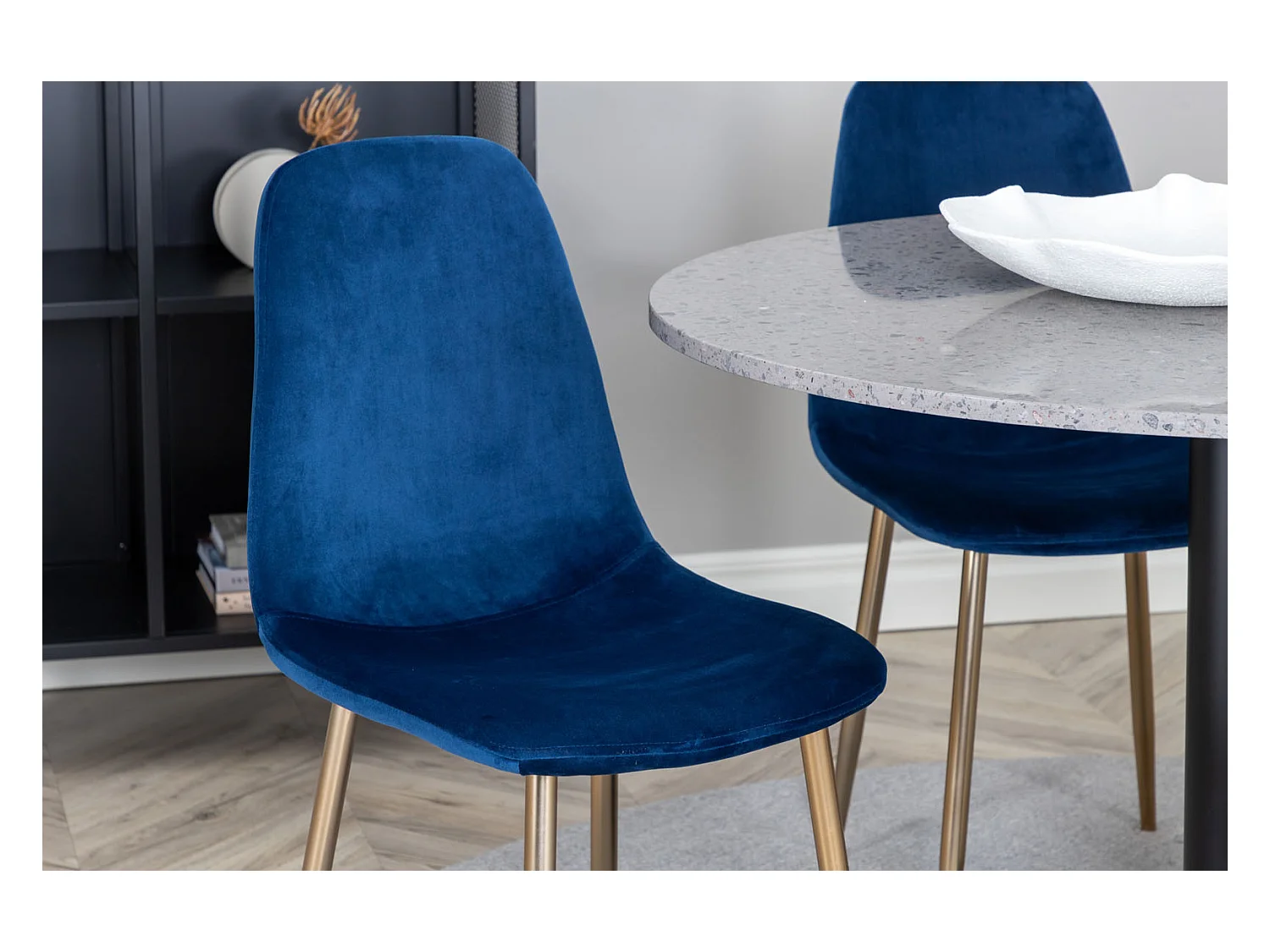 RazziaGR eethoek eetkamertafel terazzo grijs en 4 Polar eetkamerstal velours blauw, messing decor.