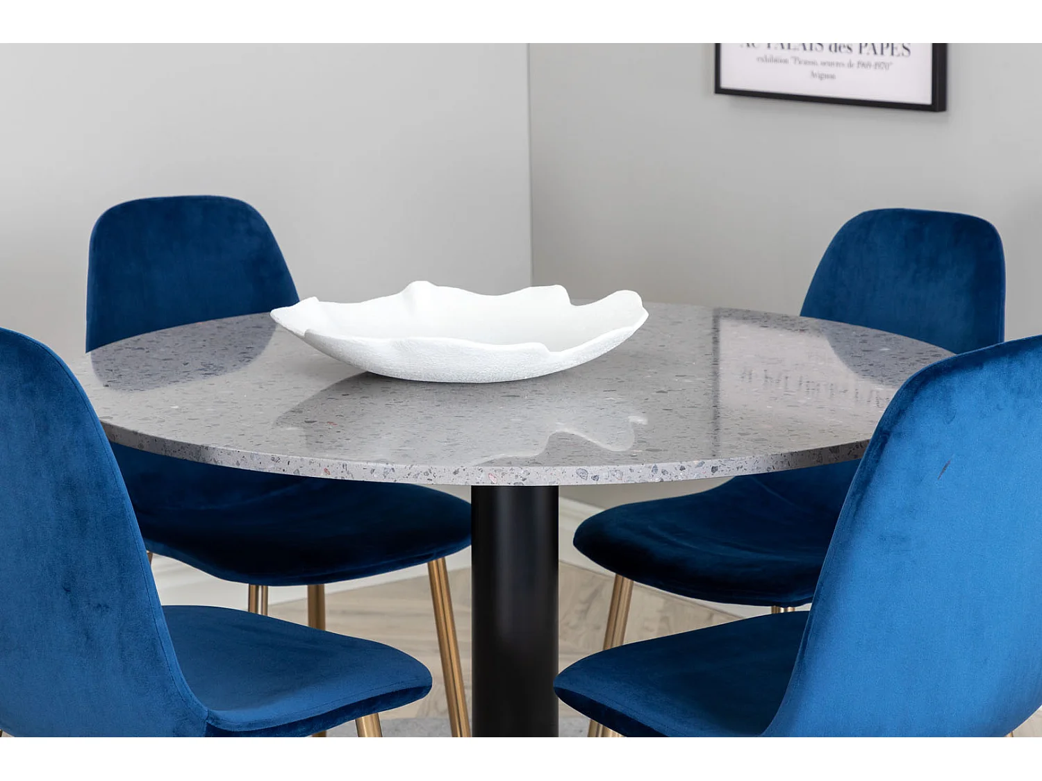 RazziaGR ensemble table, table terrazzo gris et 4 Polar chaises Velours bleu, laiton décor.