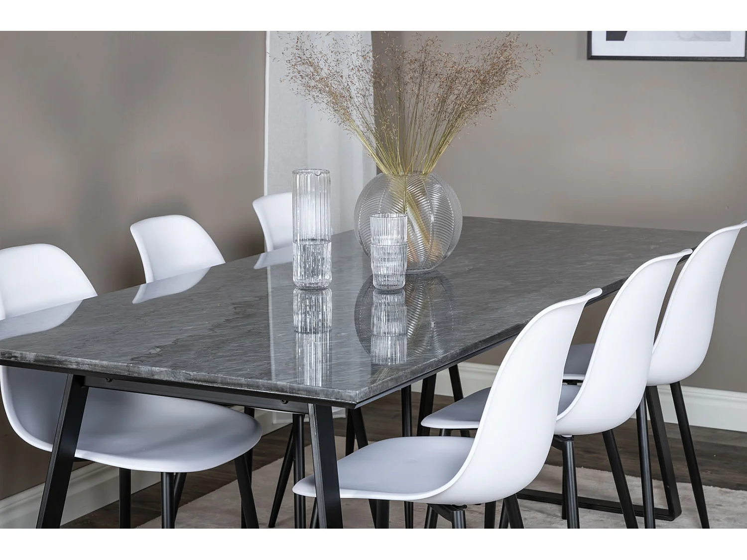 EstelleBLBL ensemble table, table noir, marbre et 6 Polar chaises blanc.