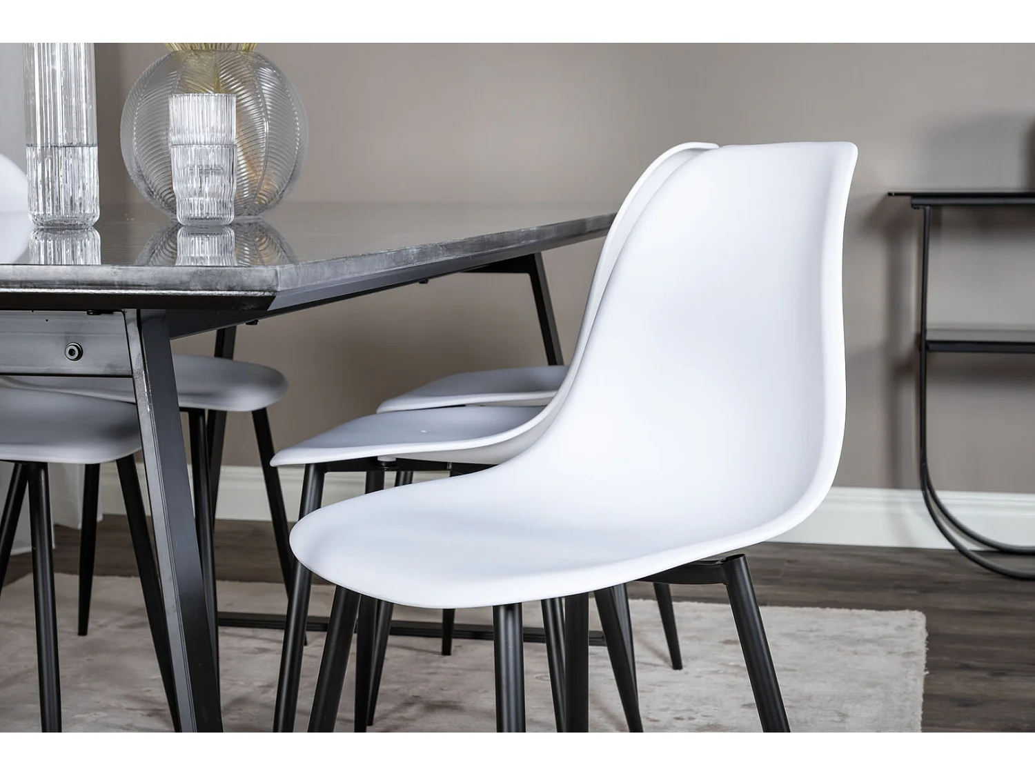 EstelleBLBL eethoek eetkamertafel zwart, marmer en 6 Polar eetkamerstal wit.