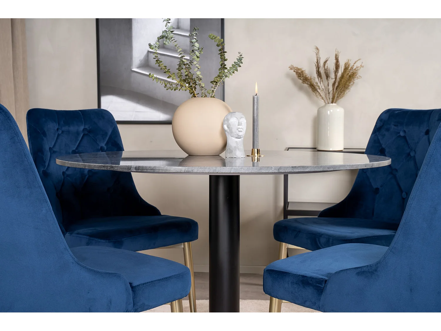 EstelleØ106BLBL eethoek eetkamertafel zwart, marmer en 4 Velvet Deluxe eetkamerstal velours blauw, messing decor.