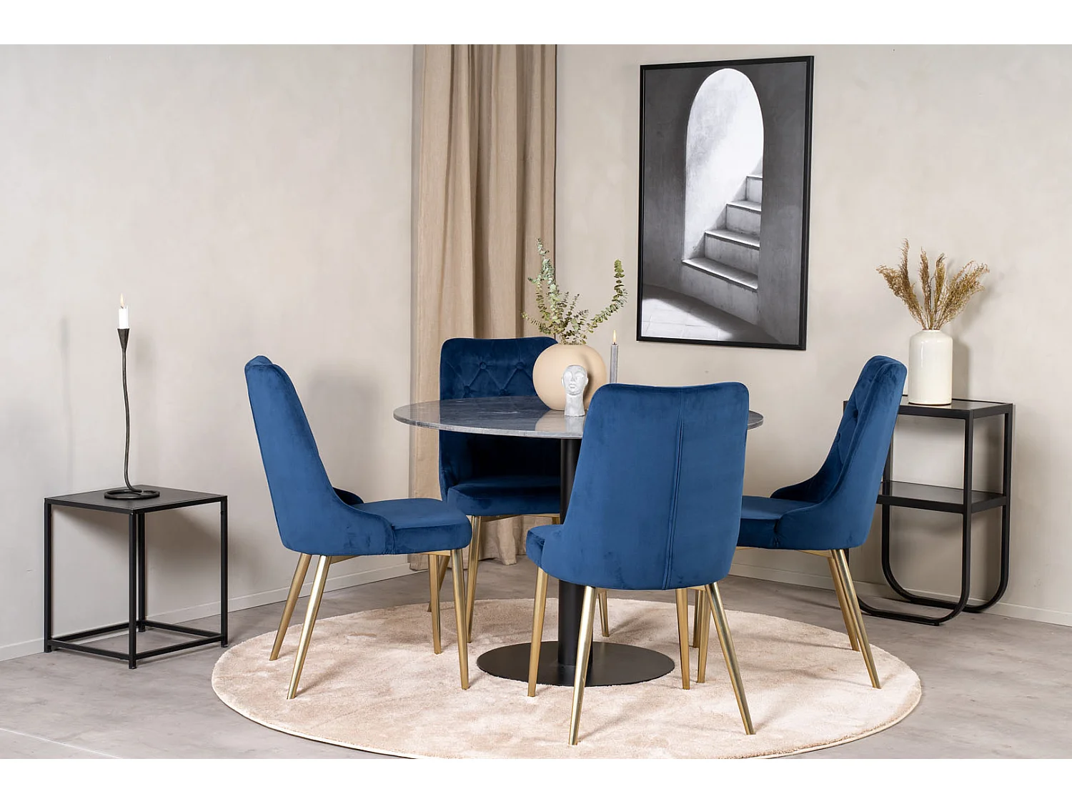 EstelleØ106BLBL eethoek eetkamertafel zwart, marmer en 4 Velvet Deluxe eetkamerstal velours blauw, messing decor.
