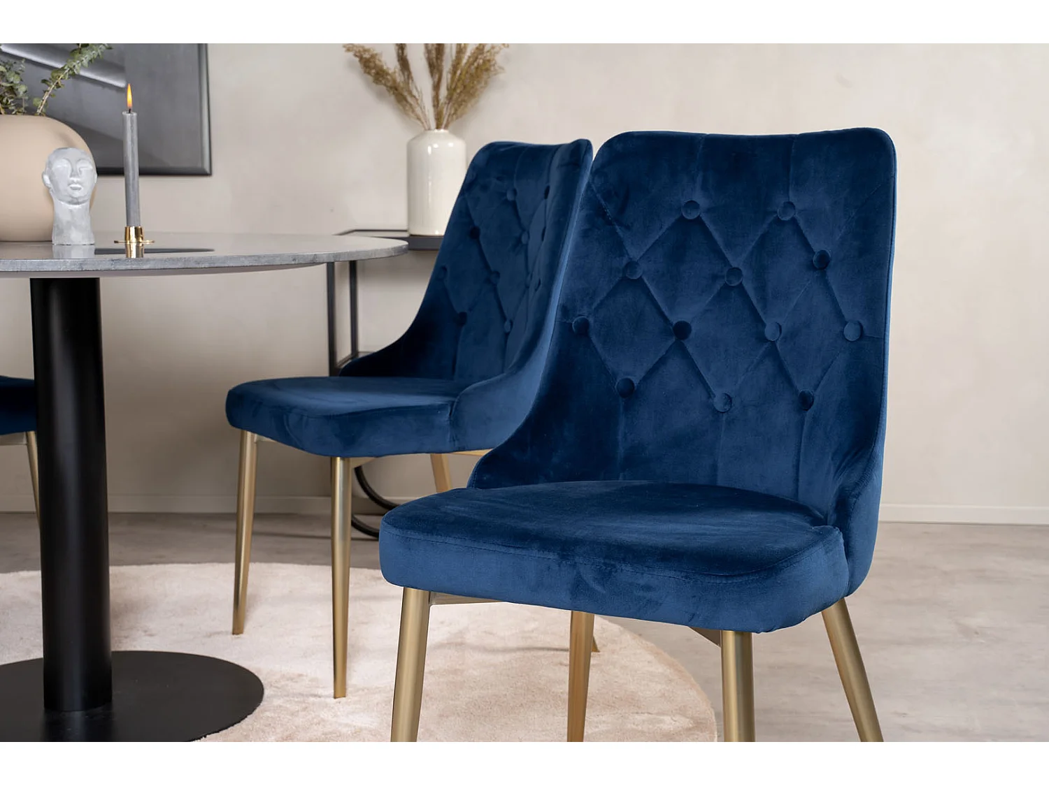 EstelleØ106BLBL eethoek eetkamertafel zwart, marmer en 4 Velvet Deluxe eetkamerstal velours blauw, messing decor.