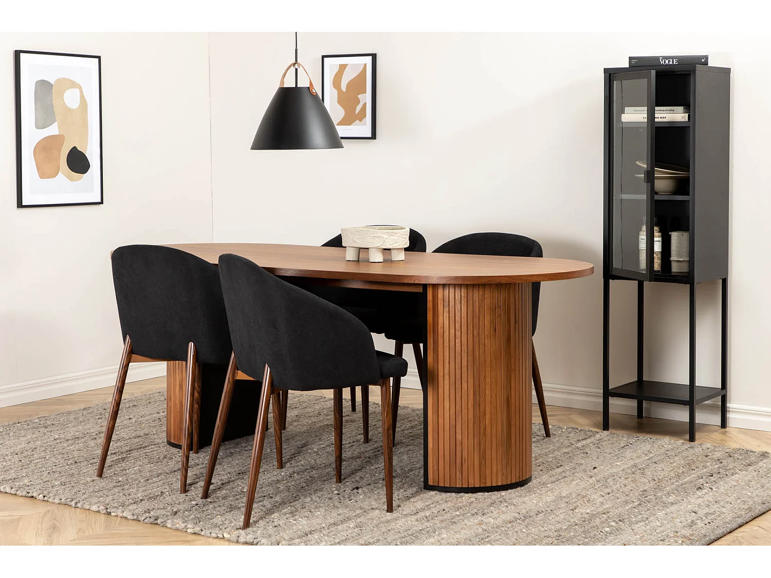 BiancaWA ensemble table, table noyer décor et 4 Arch chaises noir.