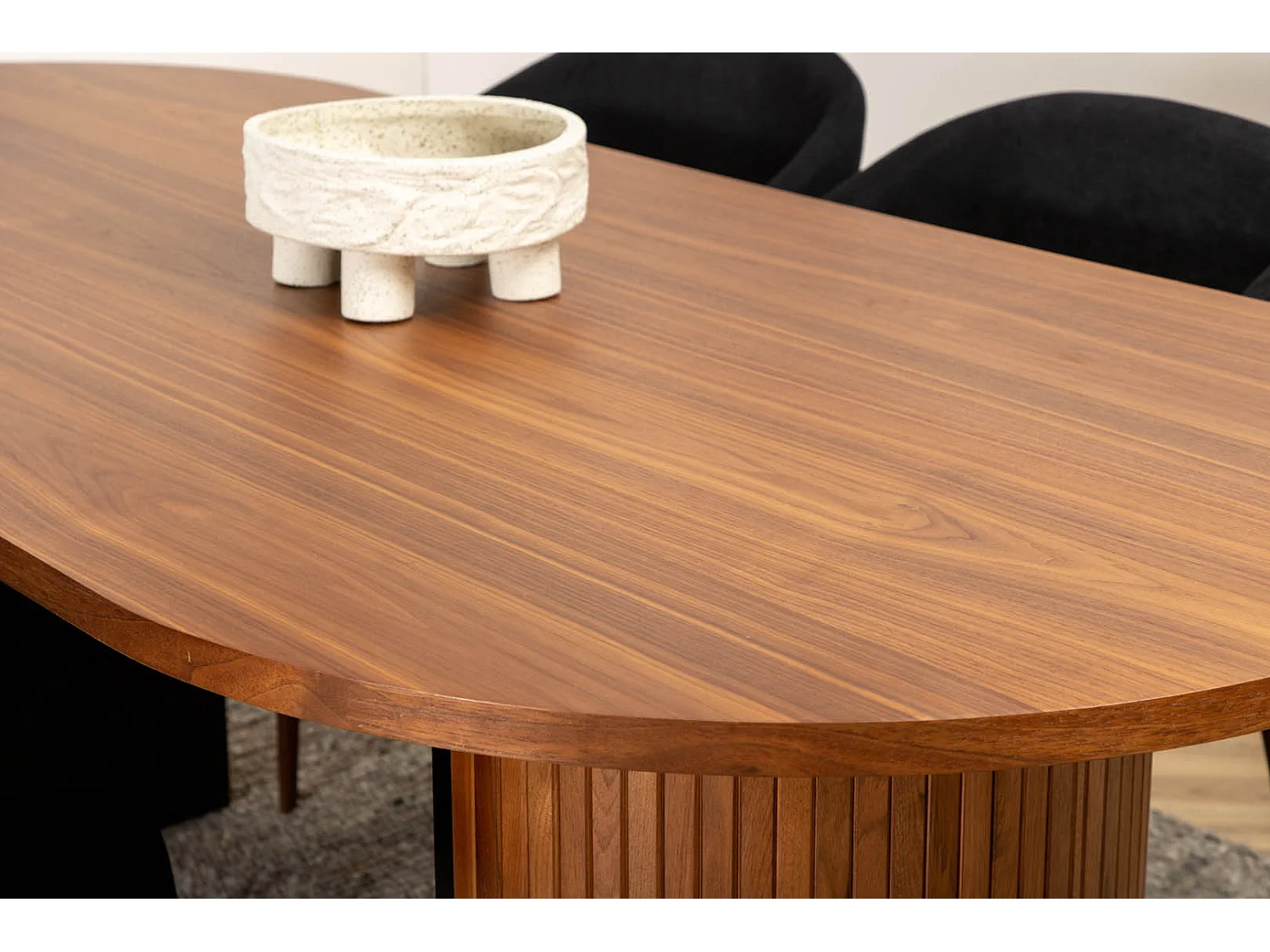 BiancaWA ensemble table, table noyer décor et 4 Arch chaises noir.