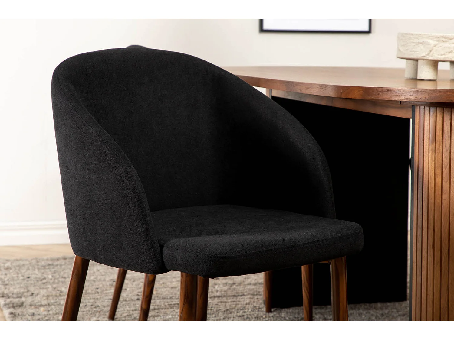 BiancaWA ensemble table, table noyer décor et 4 Arch chaises noir.