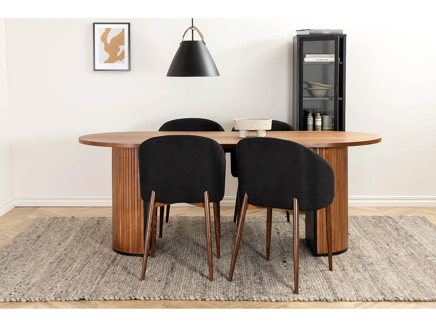 BiancaWA ensemble table, table noyer décor et 4 Arch chaises noir.