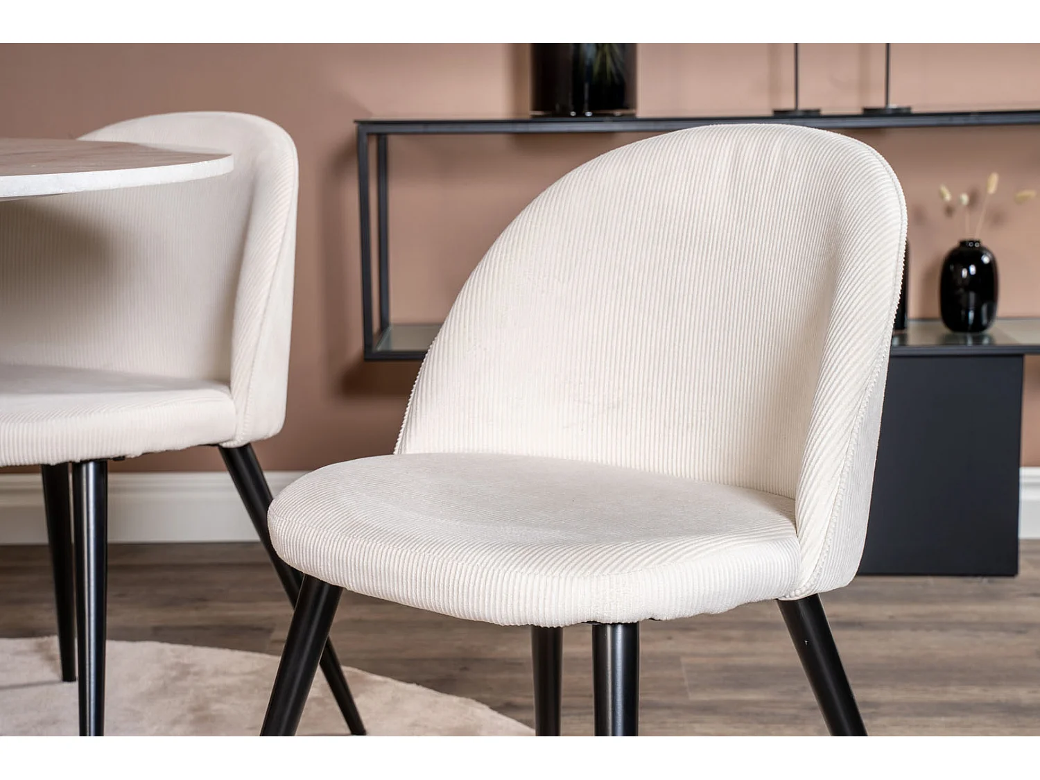 EstelleØ106WHBL Essgruppe Esstisch weiß, Marmor und 4 Velvet Esszimmerstühle Samt beige, schwarz.