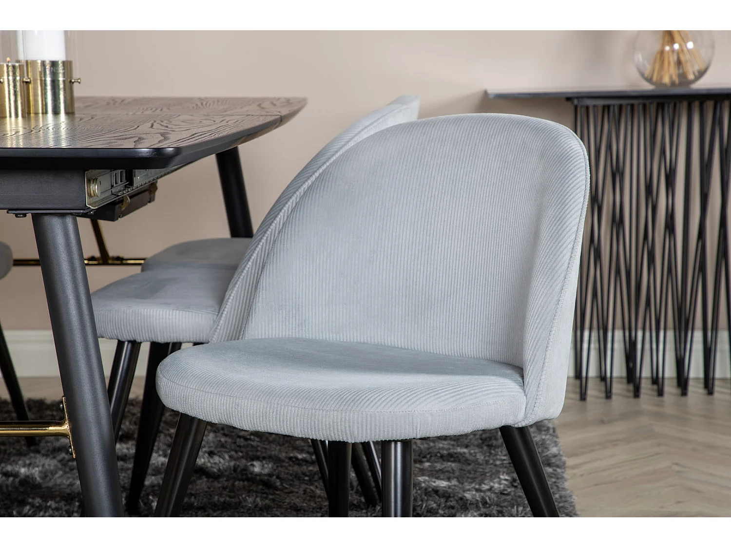 Gold eethoek eetkamertafel uitschuifbare tafel lengte cm 180 / 220 zwart en 6 Velvet eetkamerstal fluweel lichtgrijs, zwart.