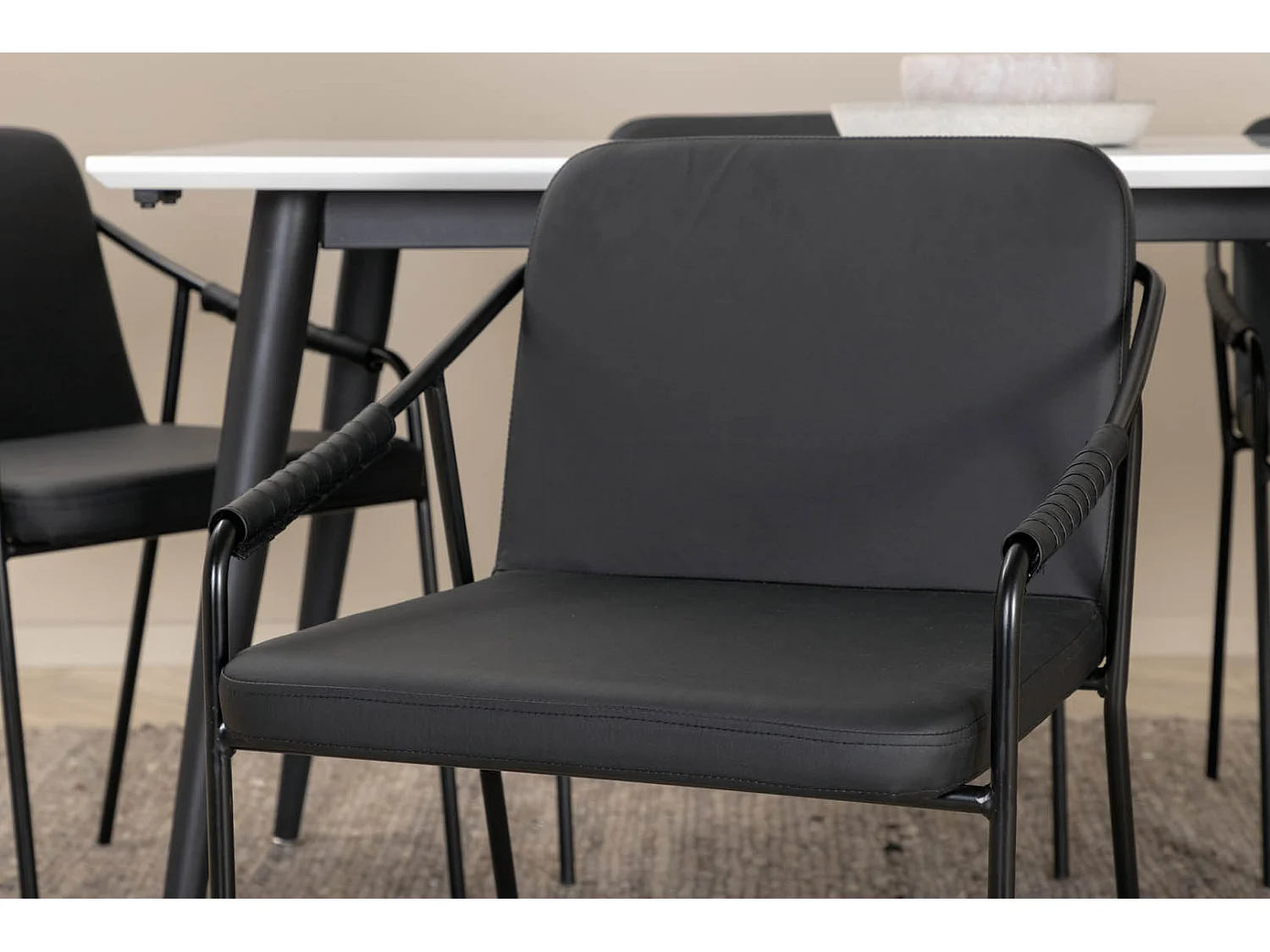 Jimmy195 ensemble table, table extensible longueur cm195 / 285 blanc et 6 Tvist chaises Similicuir PU noir.