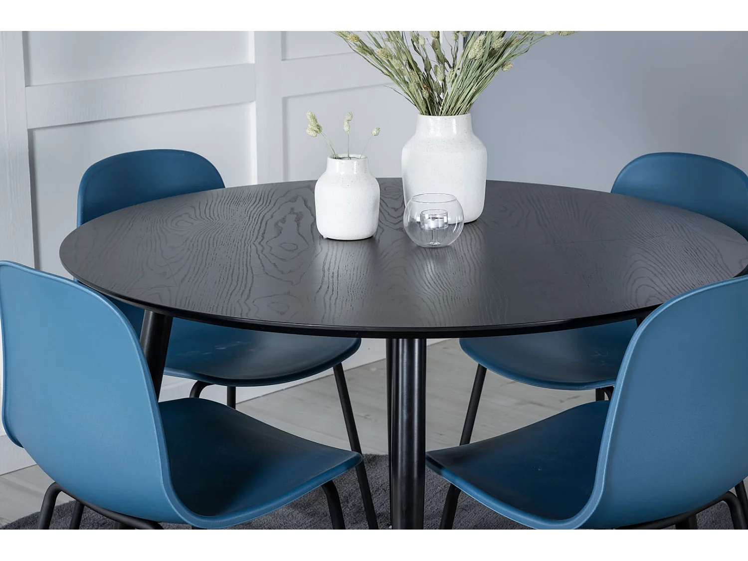 DippØ115BLBL eethoek eetkamertafel zwart en 4 Arctic eetkamerstal blauw, zwart.