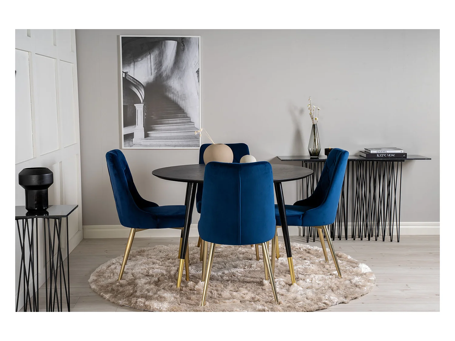 DippØ115BLBR eethoek eetkamertafel zwart en 4 Velvet Deluxe eetkamerstal velours blauw, messing decor.