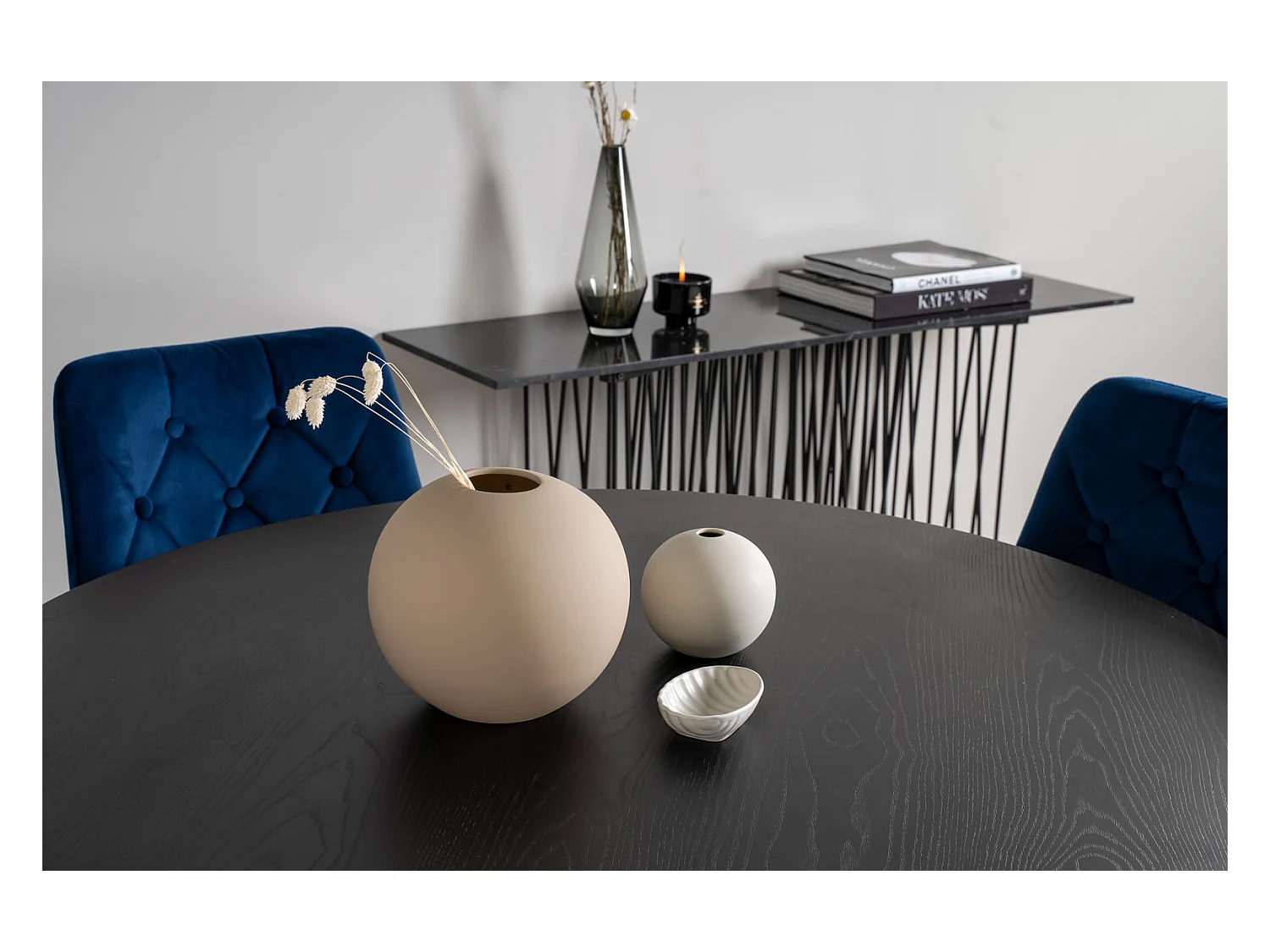 DippØ115BLBR eethoek eetkamertafel zwart en 4 Velvet Deluxe eetkamerstal velours blauw, messing decor.