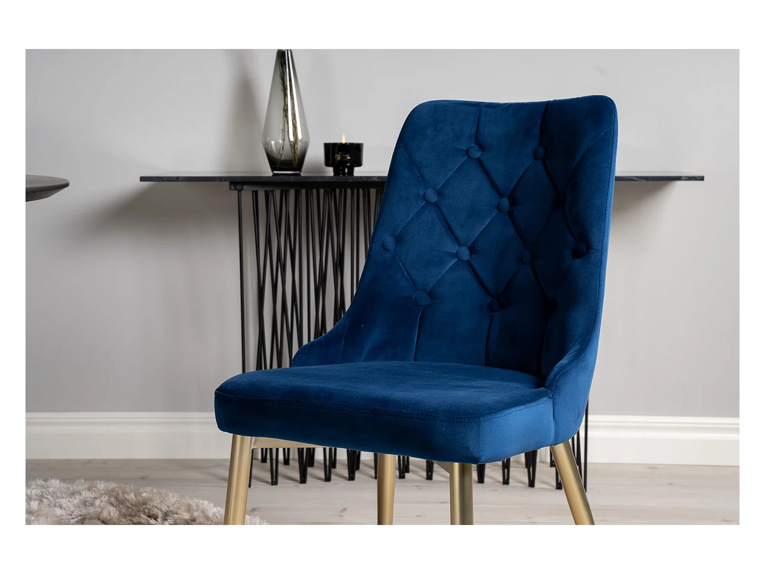 DippØ115BLBR eethoek eetkamertafel zwart en 4 Velvet Deluxe eetkamerstal velours blauw, messing decor.