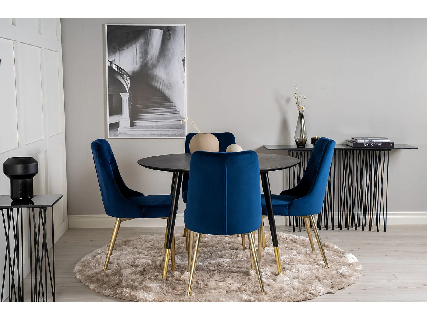 DippØ115BLBR ensemble table, table noir et 4 Velvet Deluxe chaises Velours bleu, laiton décor.