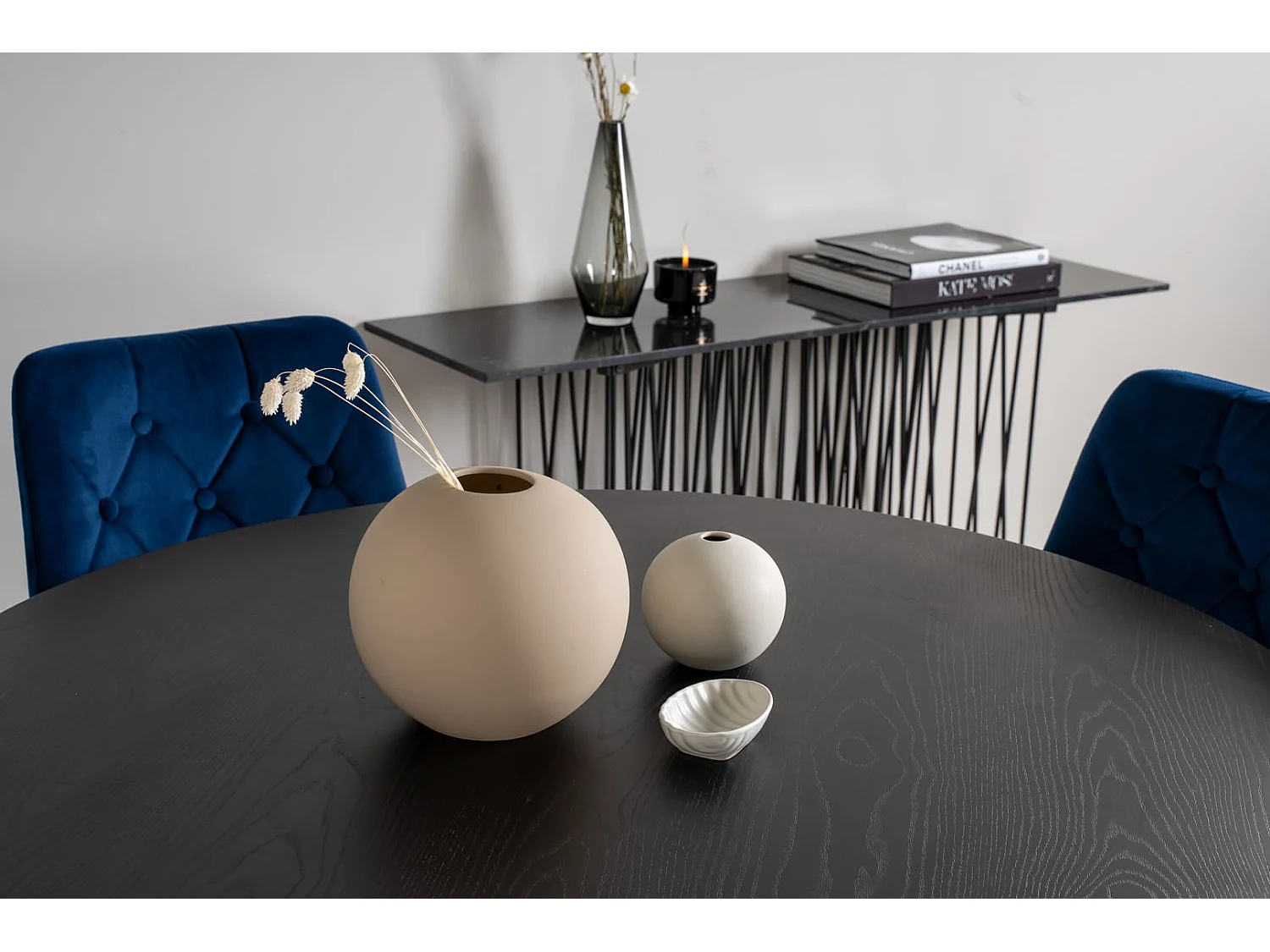 DippØ115BLBR ensemble table, table noir et 4 Velvet Deluxe chaises Velours bleu, laiton décor.