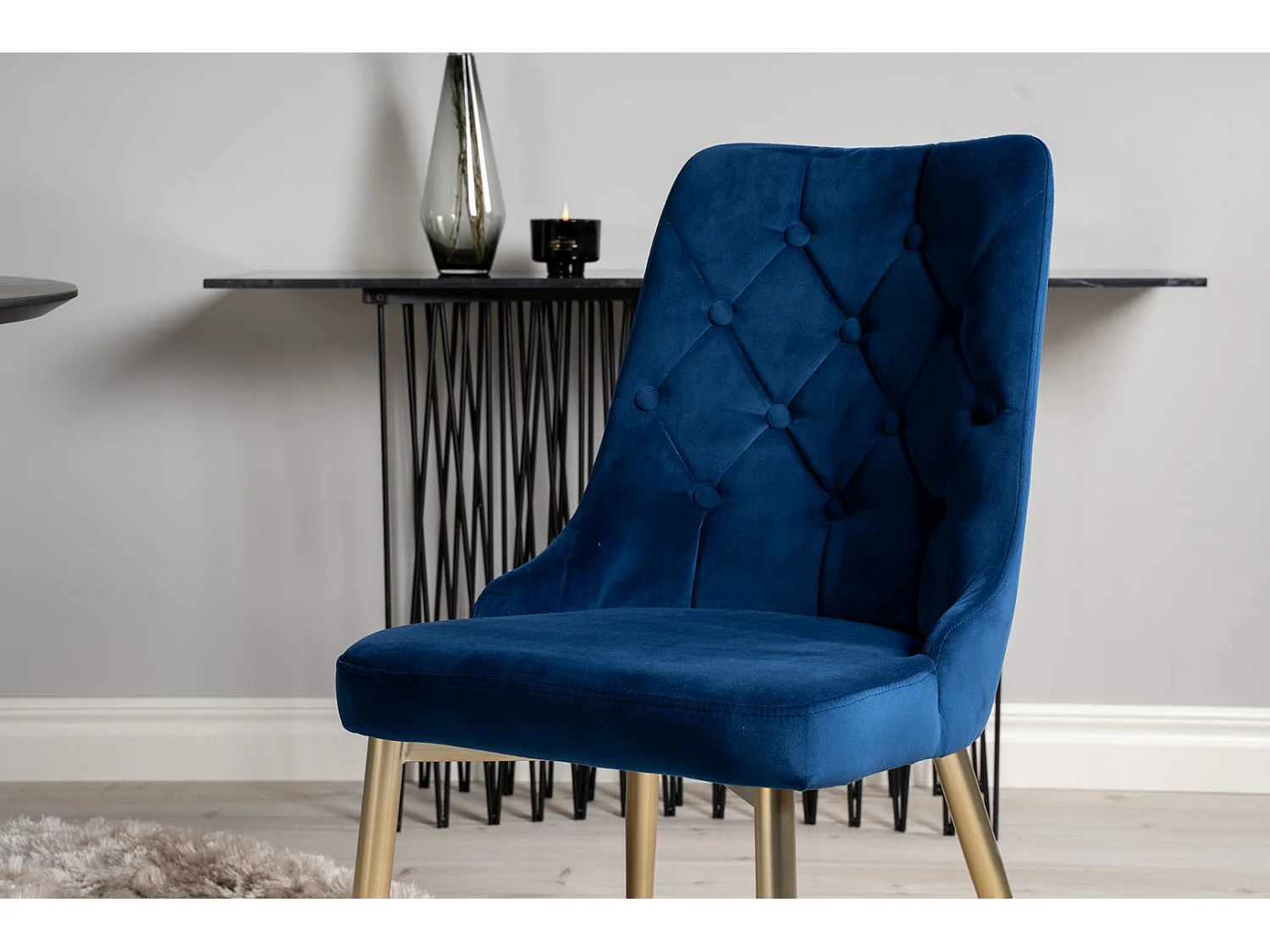 DippØ115BLBR ensemble table, table noir et 4 Velvet Deluxe chaises Velours bleu, laiton décor.