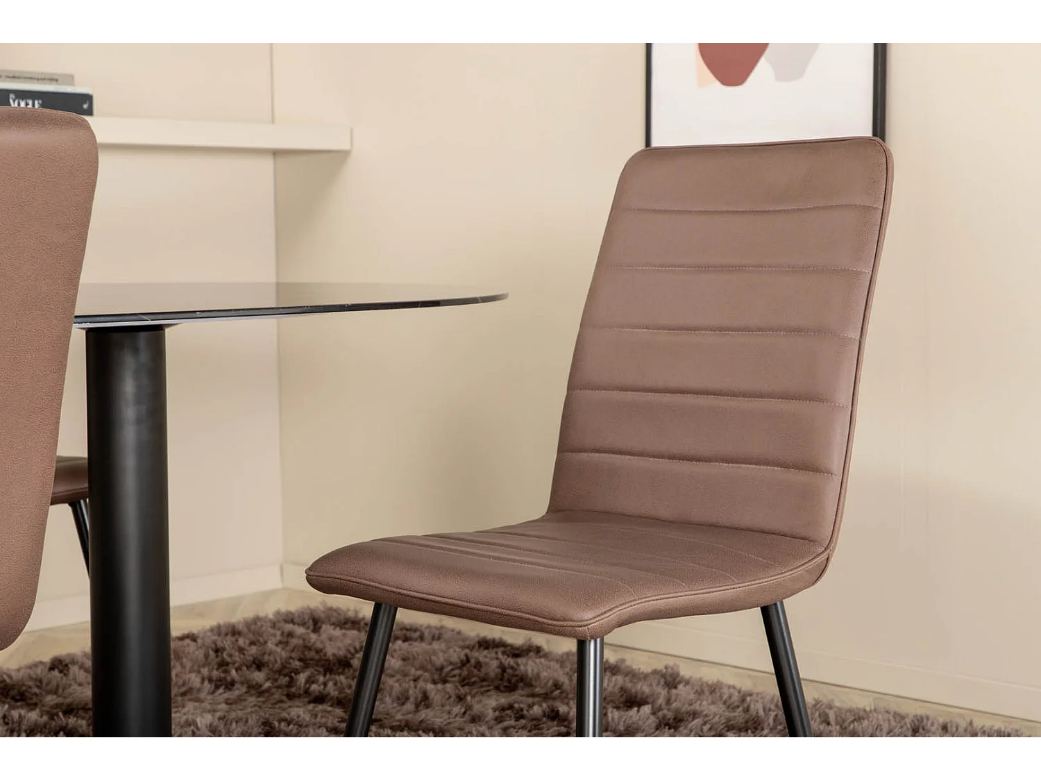 Pillan ensemble table, table noir verre marbre décor et 4 Windu Lyx chaises marron.