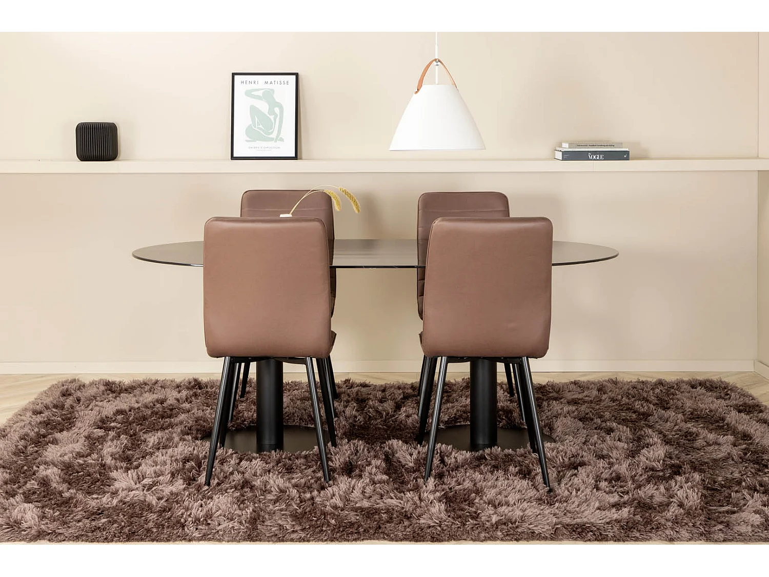 Pillan ensemble table, table noir verre marbre décor et 4 Windu Lyx chaises marron.