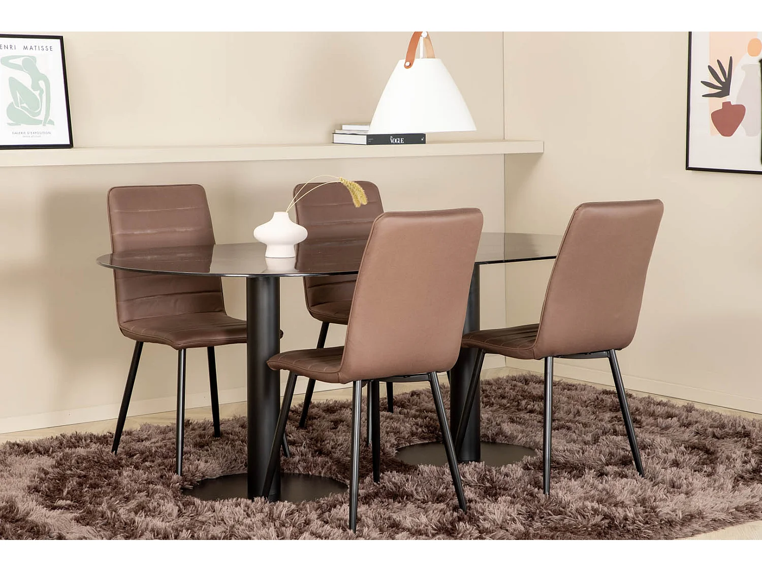 Pillan ensemble table, table noir verre marbre décor et 4 Windu Lyx chaises marron.