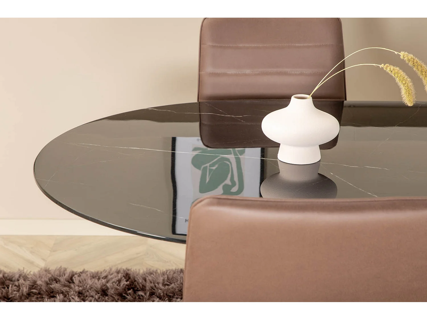 Pillan ensemble table, table noir verre marbre décor et 4 Windu Lyx chaises marron.