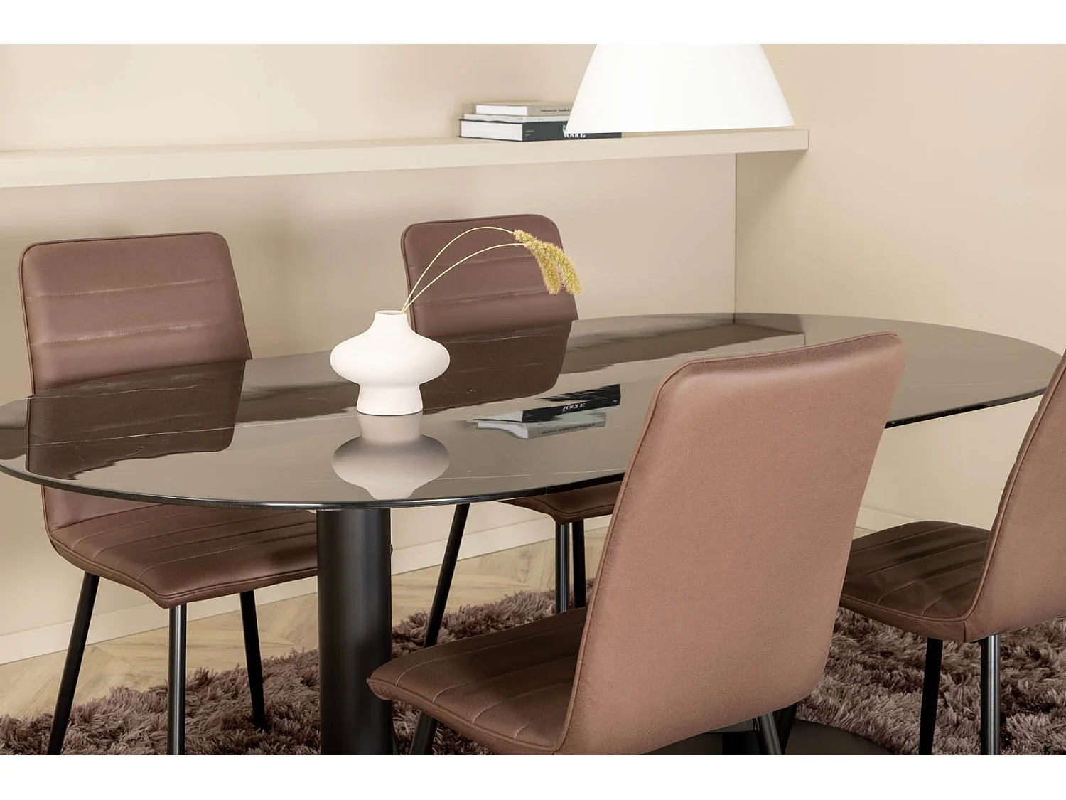 Pillan ensemble table, table noir verre marbre décor et 4 Windu Lyx chaises marron.