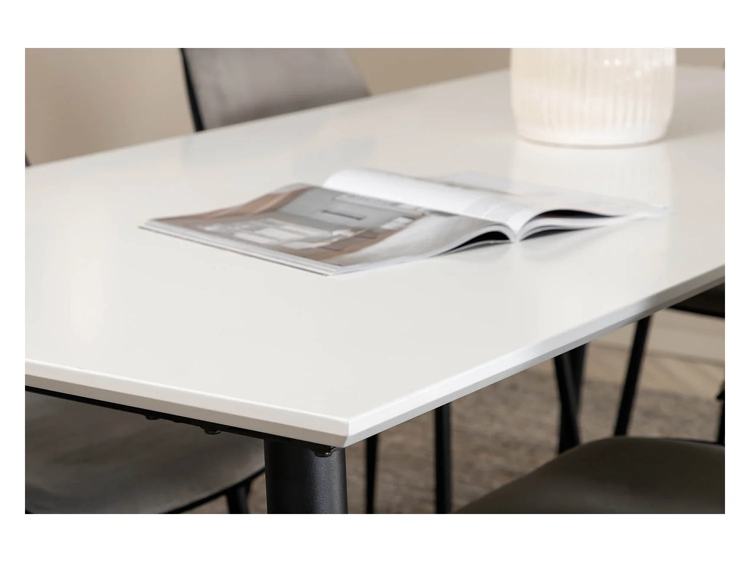 Jimmy195 eethoek eetkamertafel uitschuifbare tafel lengte cm 195 / 285 wit en 6 Emma eetkamerstal velours grijs,zwart.
