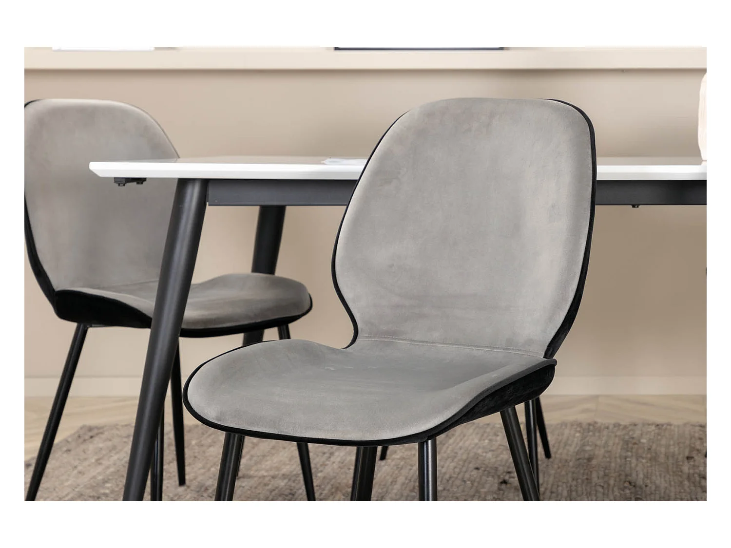 Jimmy195 eethoek eetkamertafel uitschuifbare tafel lengte cm 195 / 285 wit en 6 Emma eetkamerstal velours grijs,zwart.