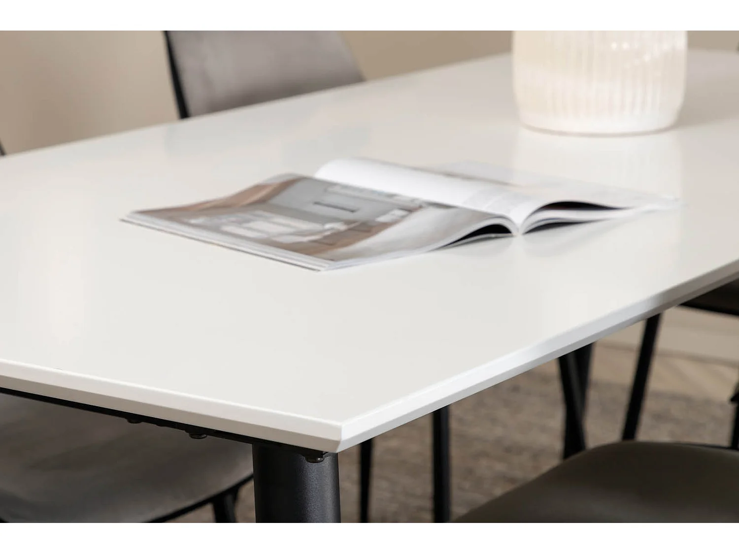 Jimmy195 eethoek eetkamertafel uitschuifbare tafel lengte cm 195 / 285 wit en 6 Emma eetkamerstal velours grijs,zwart.