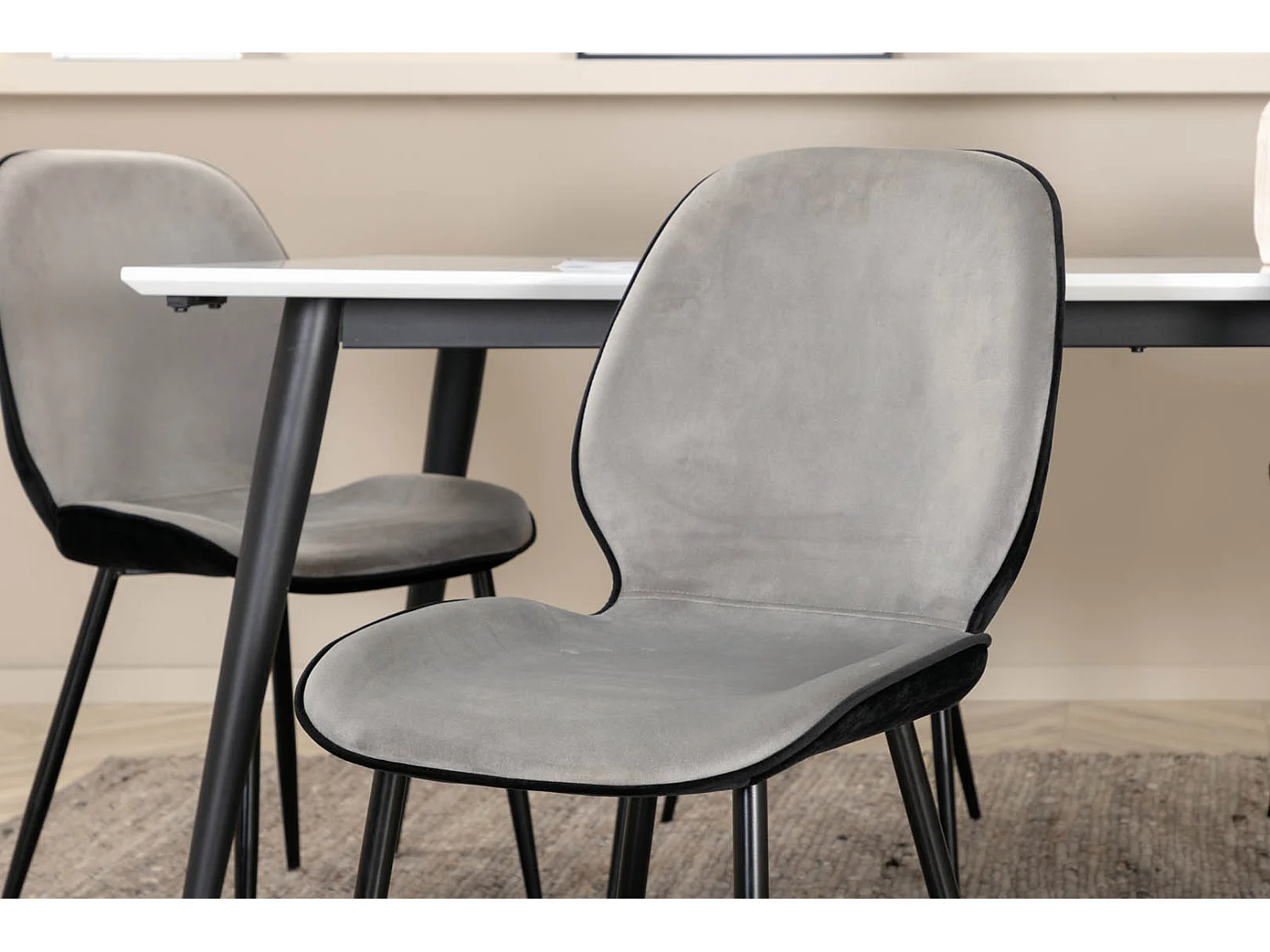 Jimmy195 eethoek eetkamertafel uitschuifbare tafel lengte cm 195 / 285 wit en 6 Emma eetkamerstal velours grijs,zwart.