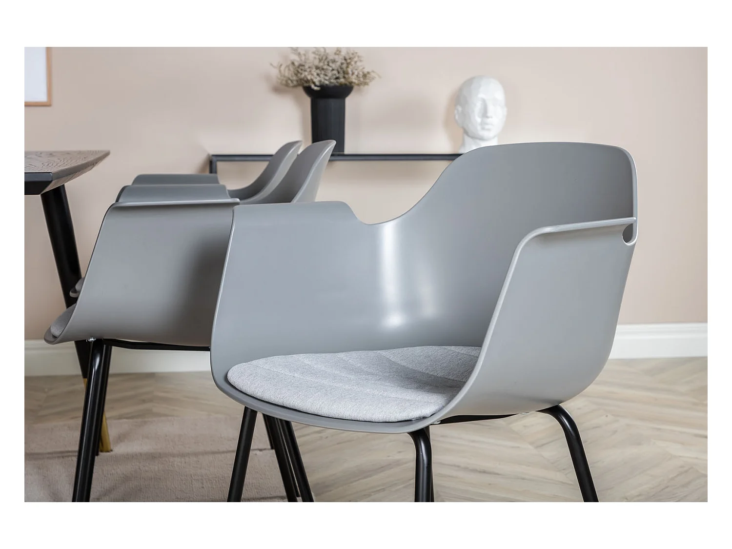 Dipp180x90BLBR ensemble table, table noir et 6 Comfort chaises gris.
