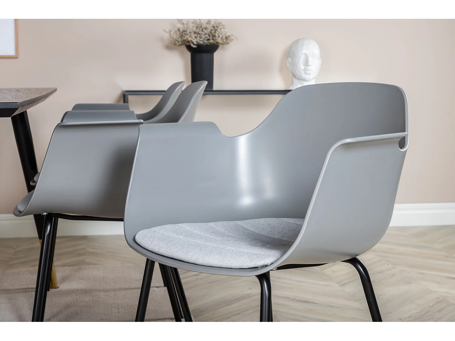 Dipp180x90BLBR eethoek eetkamertafel zwart en 6 Comfort eetkamerstal grijs.