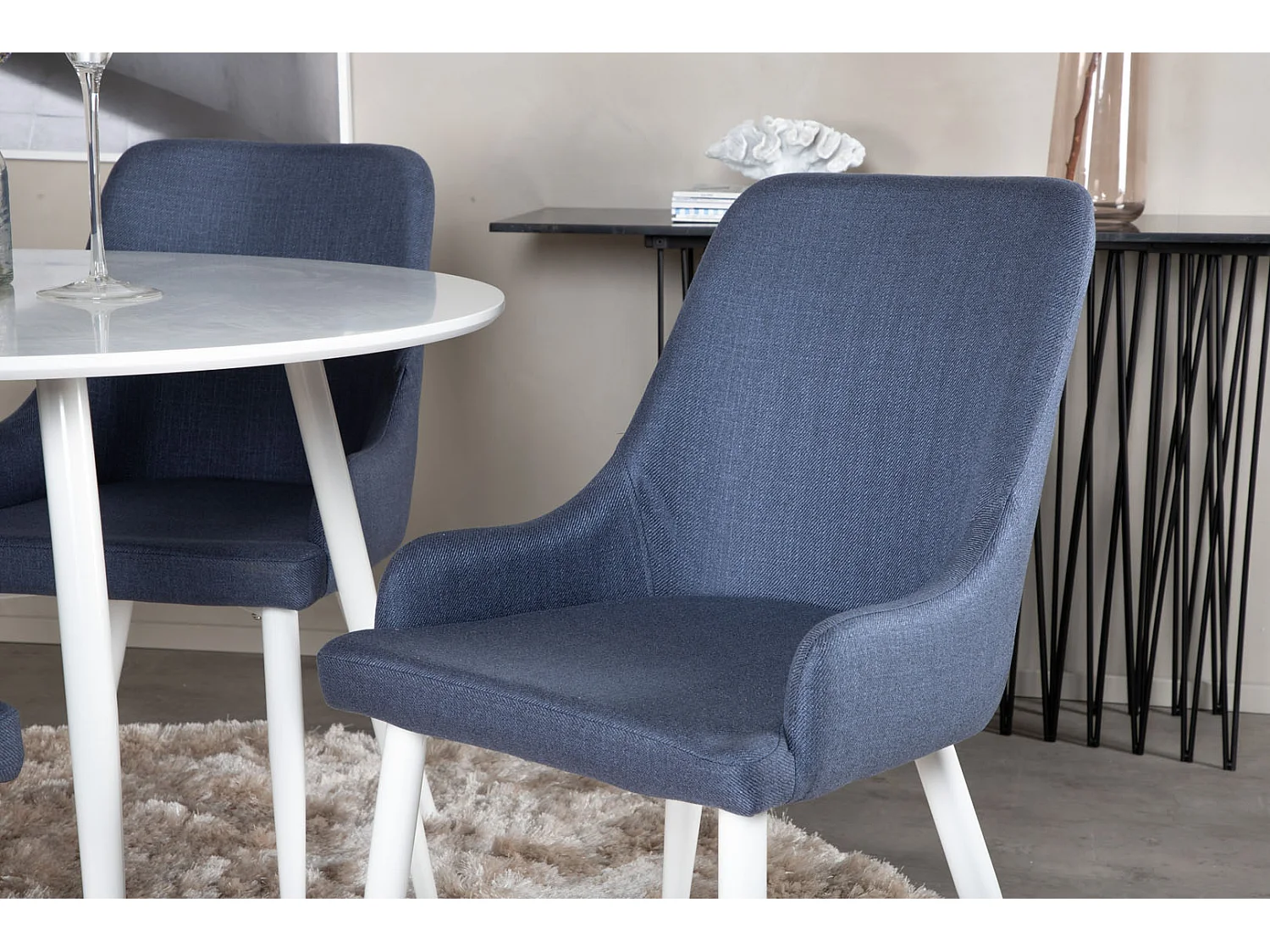 PlazaWHWH100 eethoek eetkamertafel wit en 4 Plaza eetkamerstal blauw, wit.