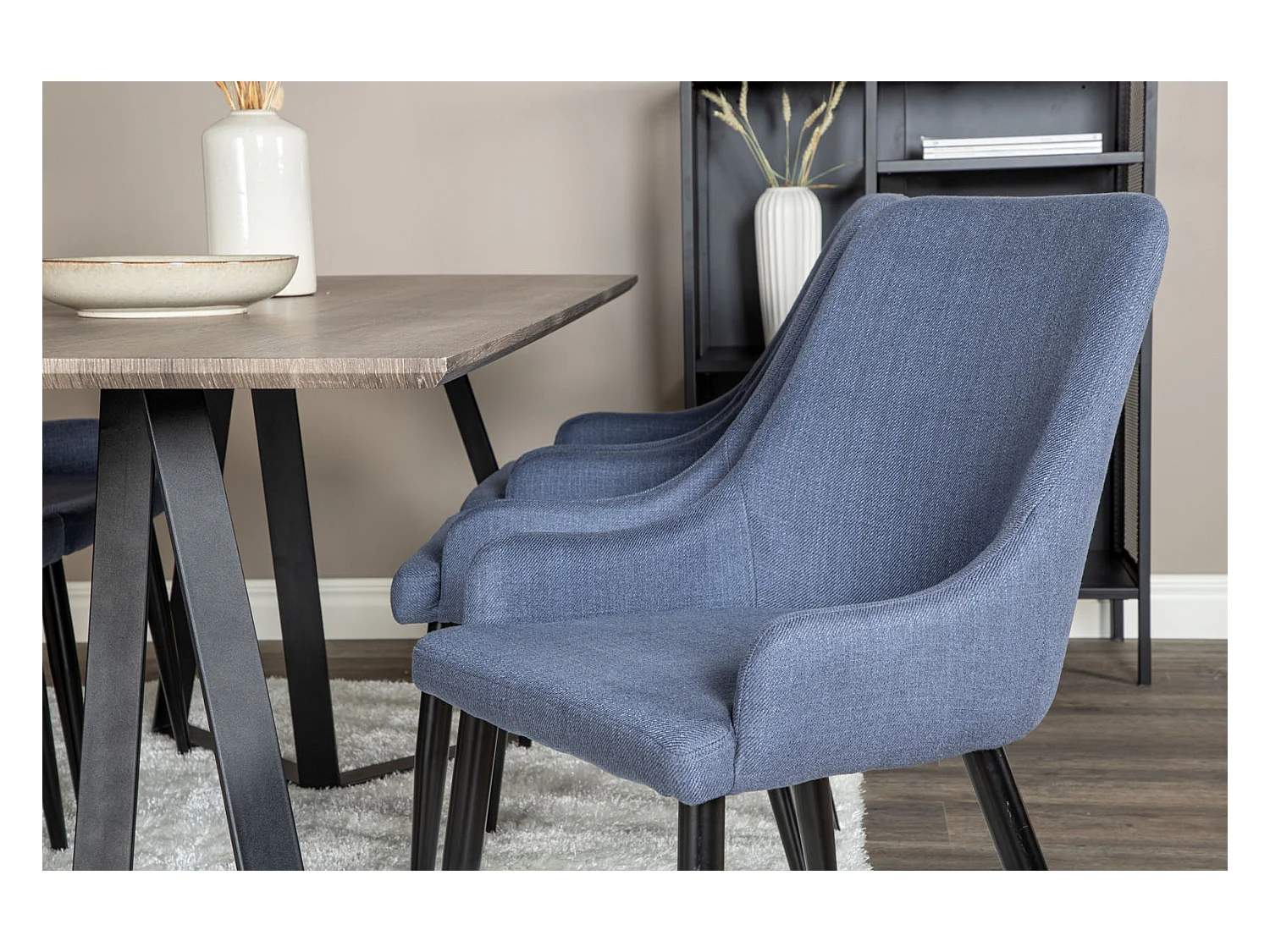 MarinaGRBL ensemble table, table El bois décor gris et 6 Plaza chaises bleu, noir.