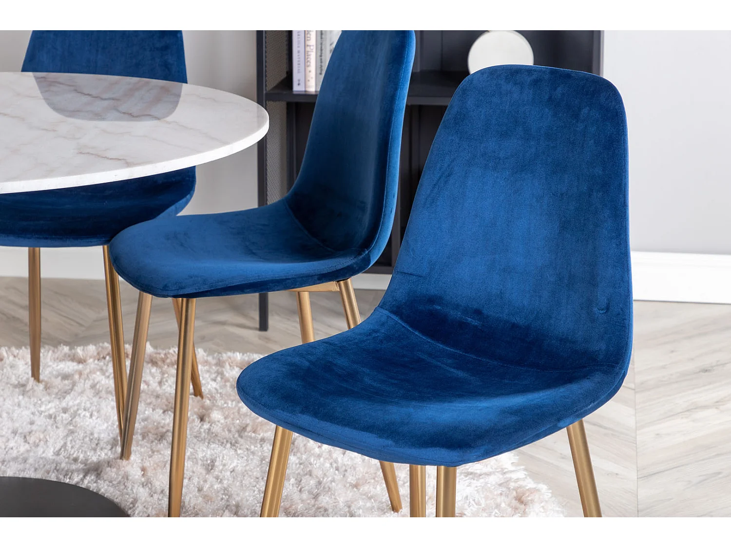 EstelleØ106WHBL ensemble table, table blanc, marbre et 6 Polar chaises Velours bleu, laiton décor.