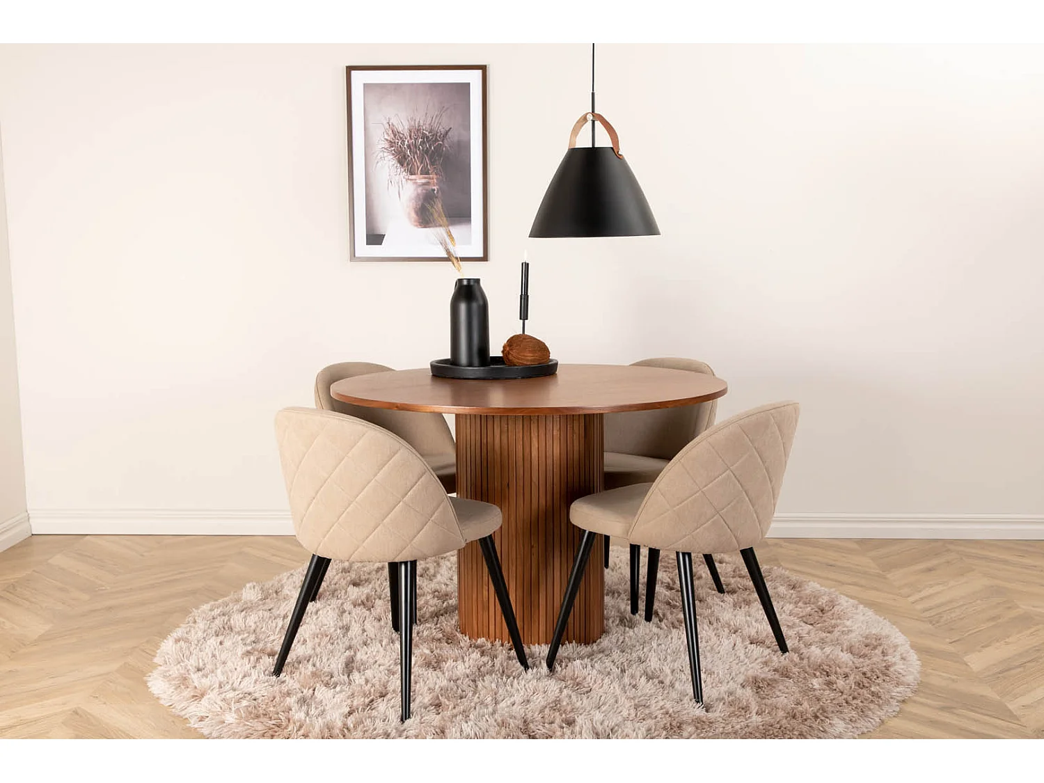 BiancaROWA ensemble table, table chêne plaqué et 4 Velvet Stitches chaises beige.