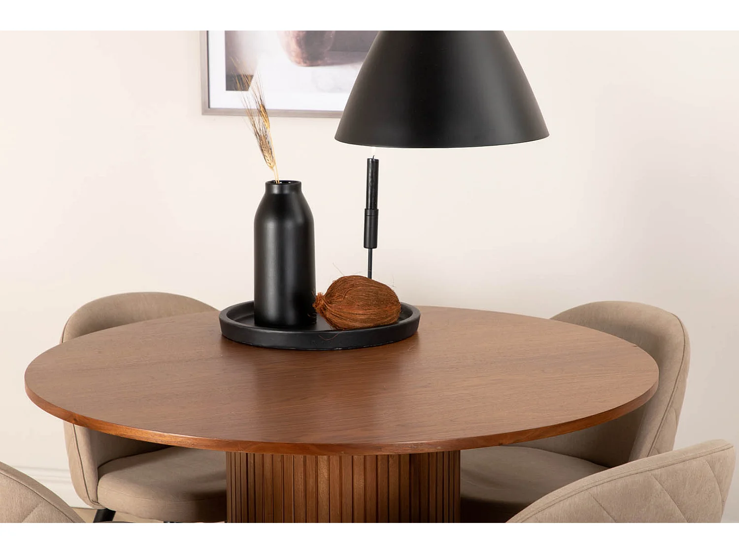 BiancaROWA ensemble table, table chêne plaqué et 4 Velvet Stitches chaises beige.