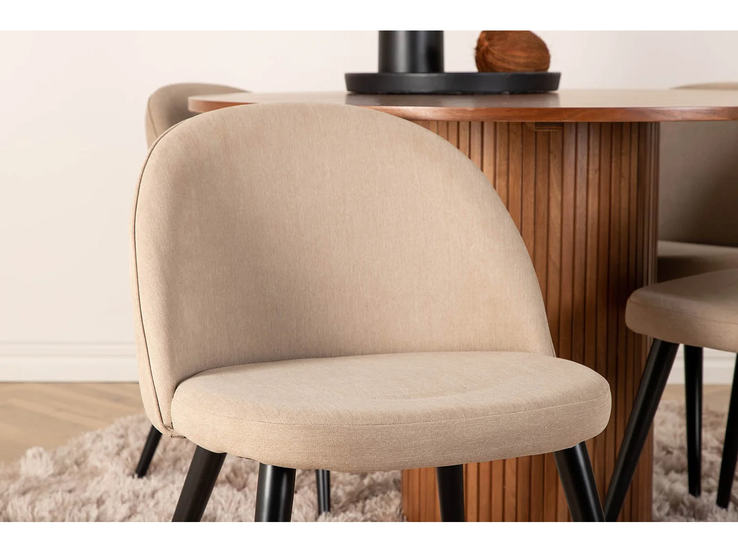 BiancaROWA ensemble table, table chêne plaqué et 4 Velvet Stitches chaises beige.