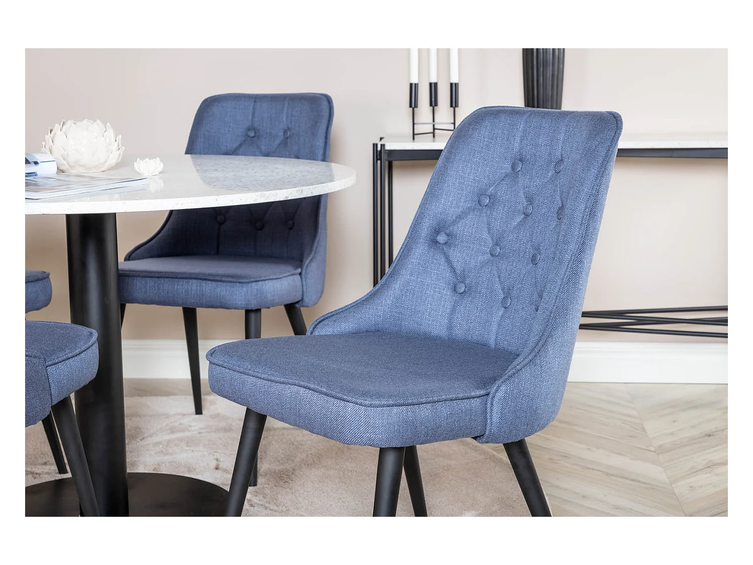 RazziaWH ensemble table, table terrazzo blanc et 4 Velvet Deluxe chaises bleu, noir.