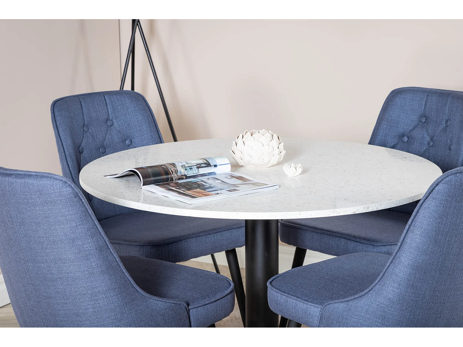 RazziaWH ensemble table, table terrazzo blanc et 4 Velvet Deluxe chaises bleu, noir.