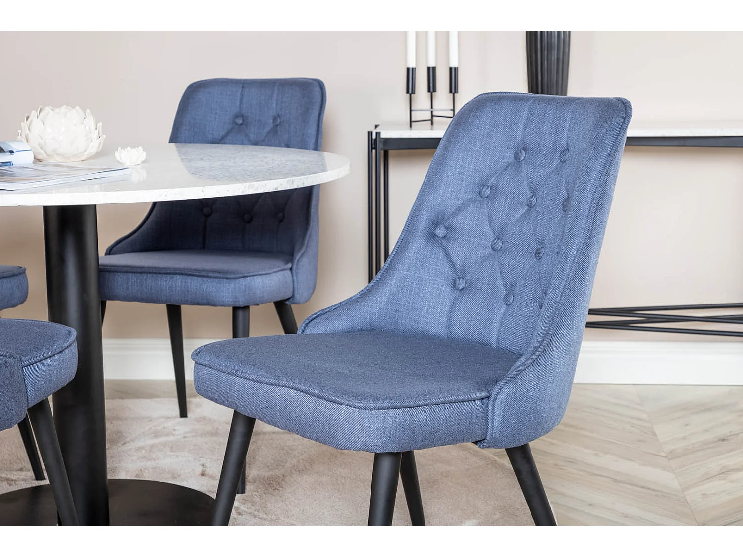 RazziaWH ensemble table, table terrazzo blanc et 4 Velvet Deluxe chaises bleu, noir.