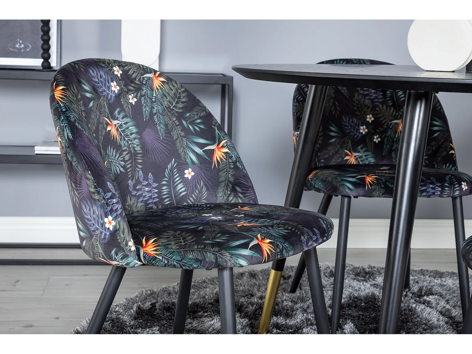 DippØ115BLBR ensemble table, table noir et 4 Velvet chaises Velours fleuri.