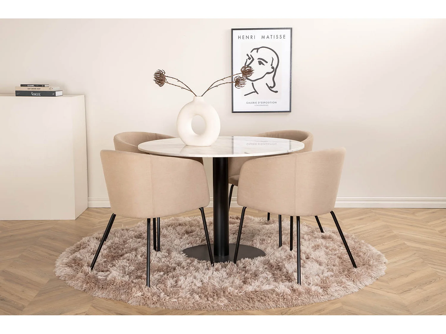 EstelleØ106WHBL ensemble table, table blanc, marbre et 4 Berit chaises beige.