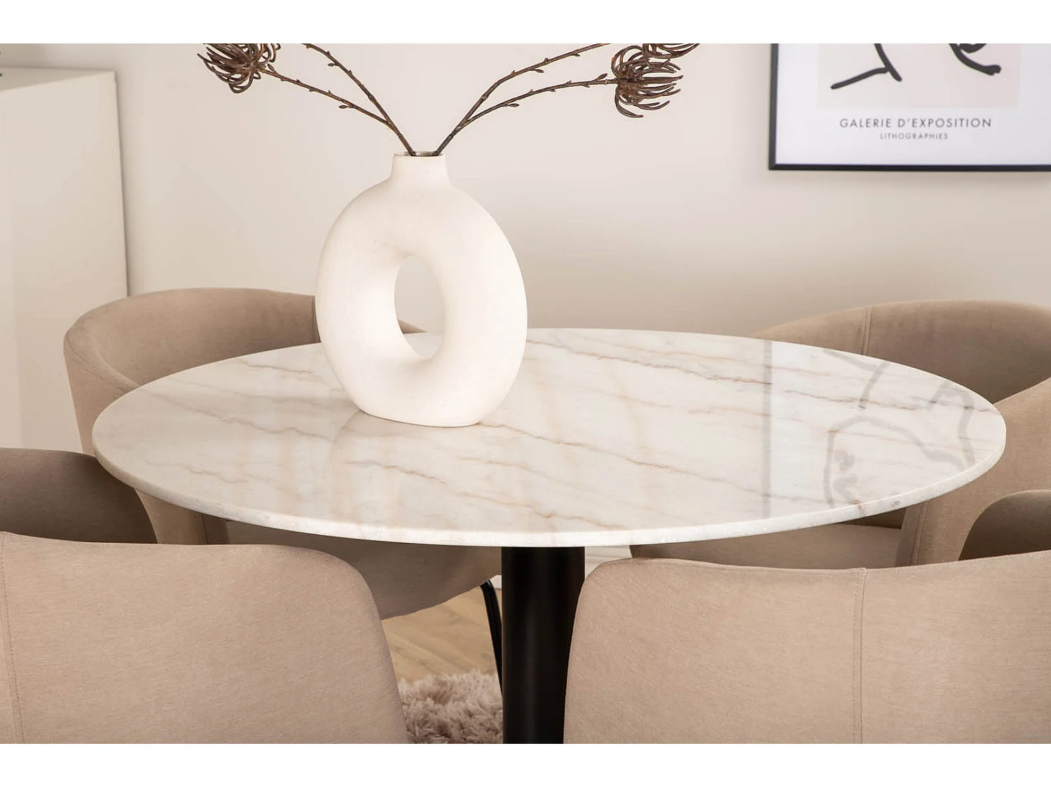EstelleØ106WHBL ensemble table, table blanc, marbre et 4 Berit chaises beige.