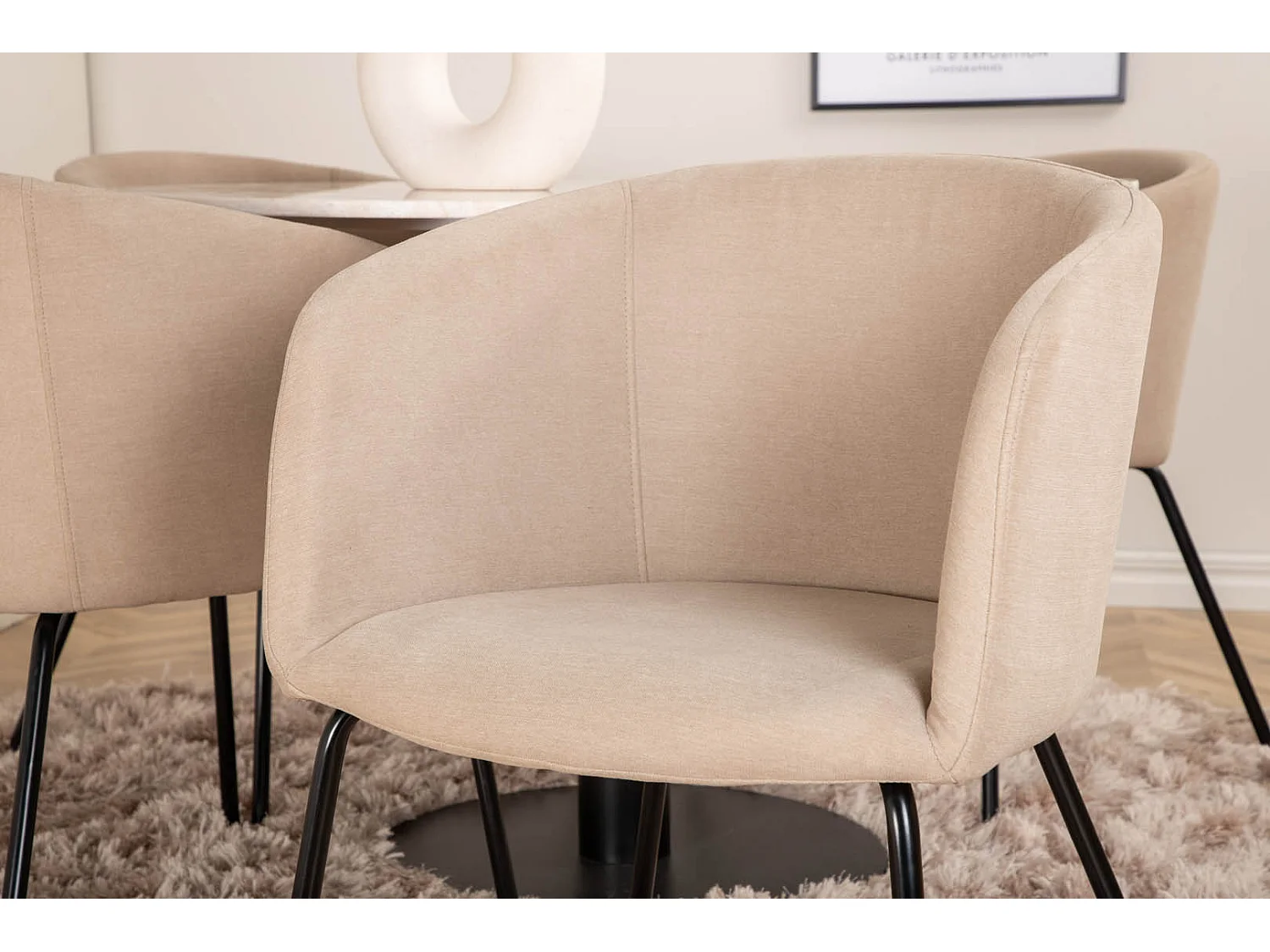 EstelleØ106WHBL ensemble table, table blanc, marbre et 4 Berit chaises beige.