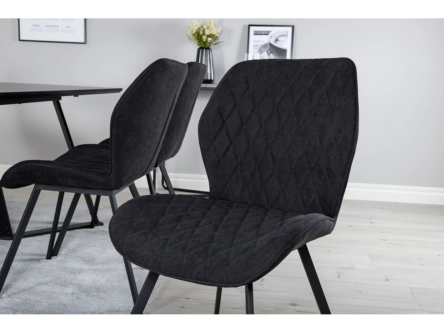 MarinaBLBL ensemble table, table noir et 6 Gemma chaises noir.